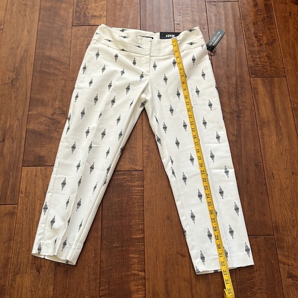 Women's Apt. 9 Fit Capri Pant Size::4 - Picture 3 of 15